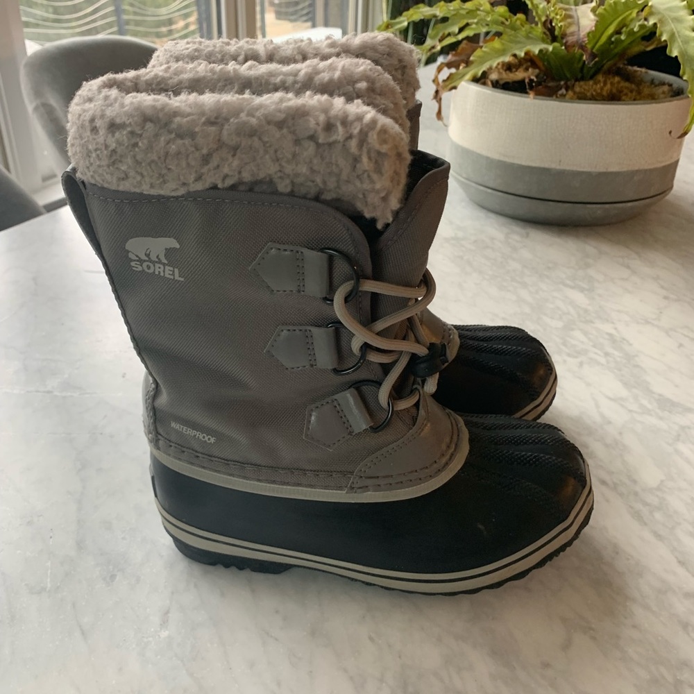 Sorel girls boots size 2 great condition